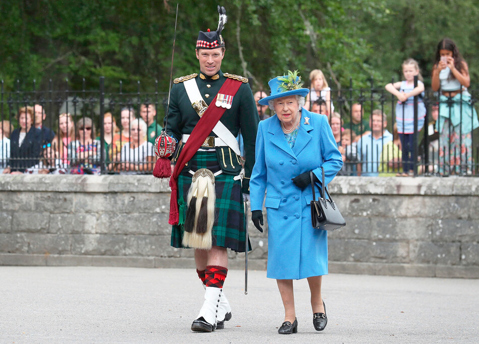 Королева Елизавета II с офицером-командующим майором Джонни Томпсоном инспектирует Балаклавскую роту 5-го батальона Королевского полка Шотландии у ворот в Балморале, 6 авнуста 2018 года, Шотландия