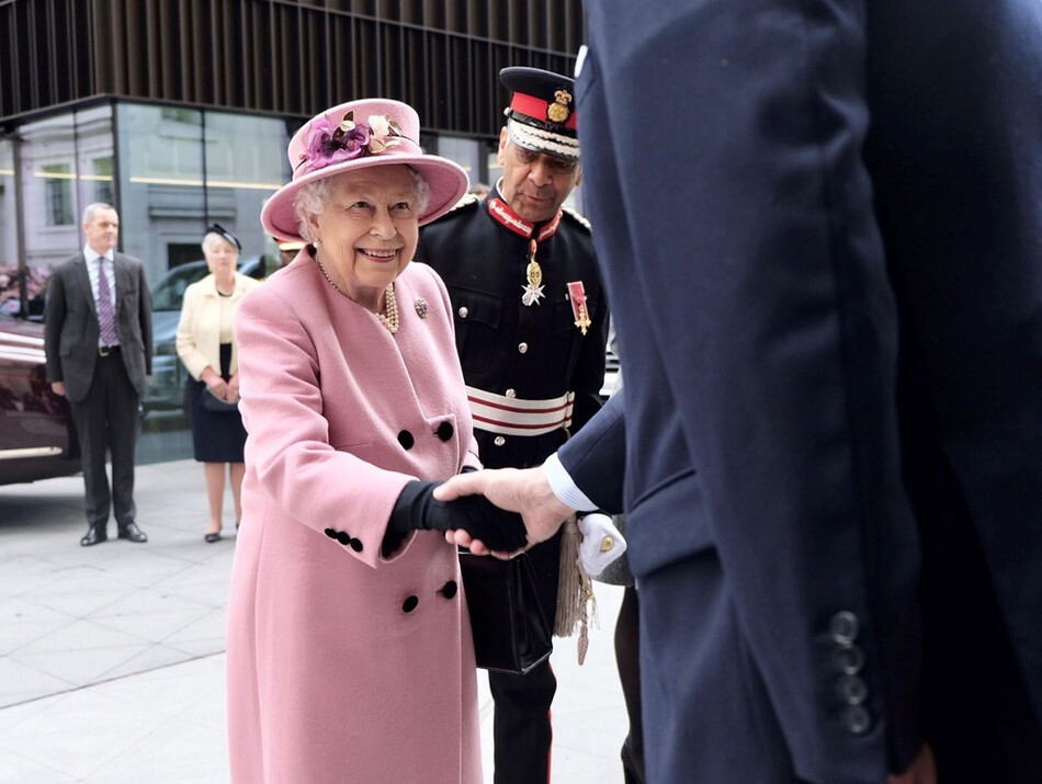 Сэр Кен Олиса сопровождает королеву Елизаветк II во время открытия Bush House, новейшего учебного заведения в кампусе Strand в центре Лондона, 19 марта 2019