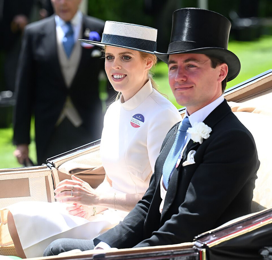 Принцесса Беатрис Йоркская с мужем Эдоардо Мапелли-Моцци едут в экипаже с открытом верхом во вовремя посещения королевских скачек на ипподроме Аскот 15 июня 2022 года в Аскоте, Англия