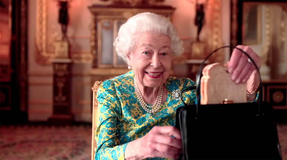Елизавета II достаёт из своей сумки бутерброд с джемом, 2022
