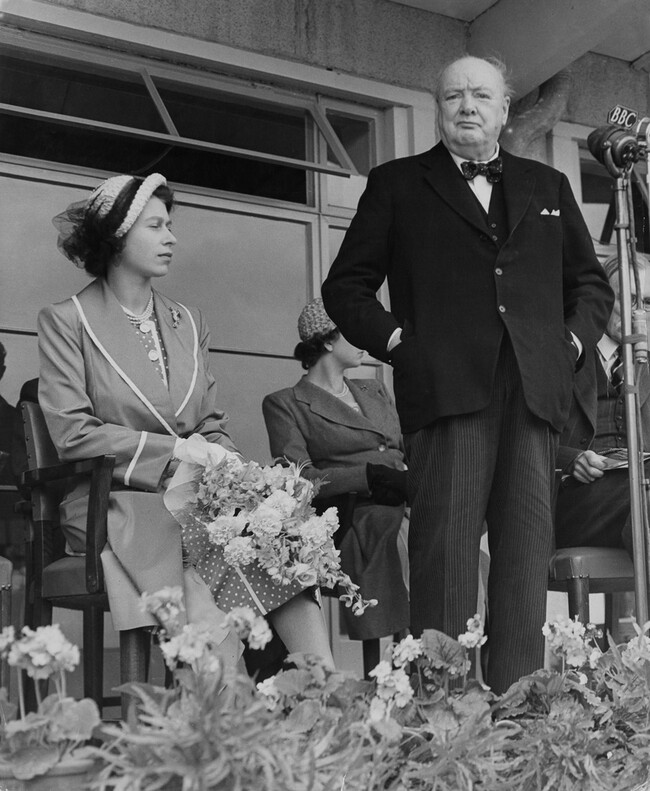 Елизавета II и&nbsp;Уинстон Черчилль