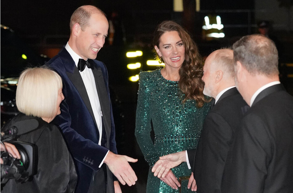 Принц Уильям и&nbsp;Кейт Миддлтон встречают гостей по прибытии на благотворительный концерт Royal Variety Performance, 2021
