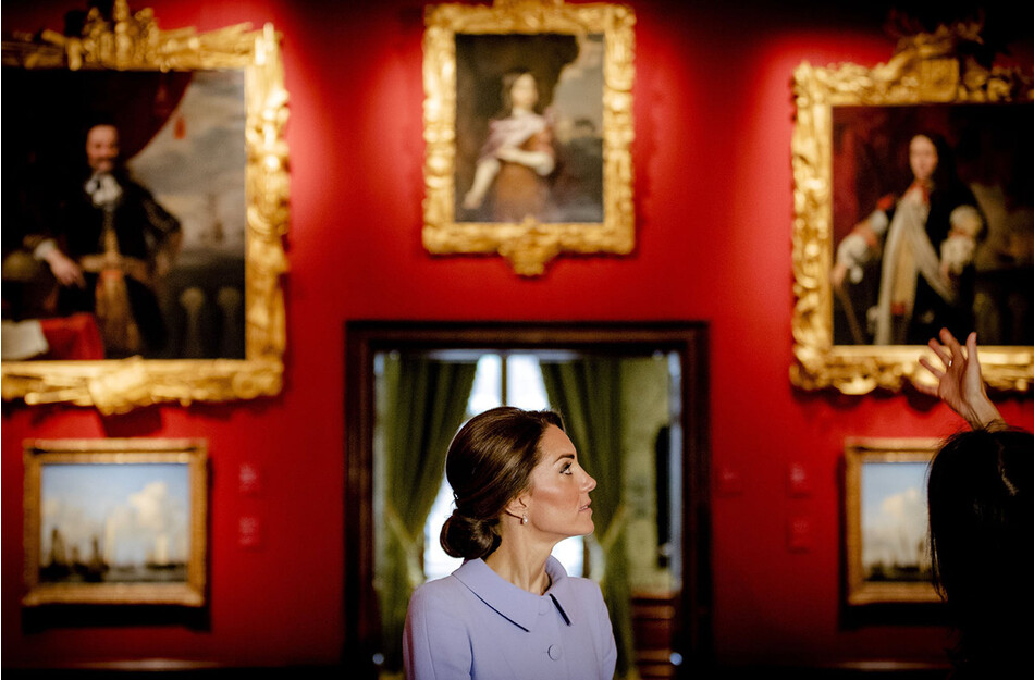 Кейт Миддлтон Кэтрин, герцогиня Кембриджская смотрит на картины 