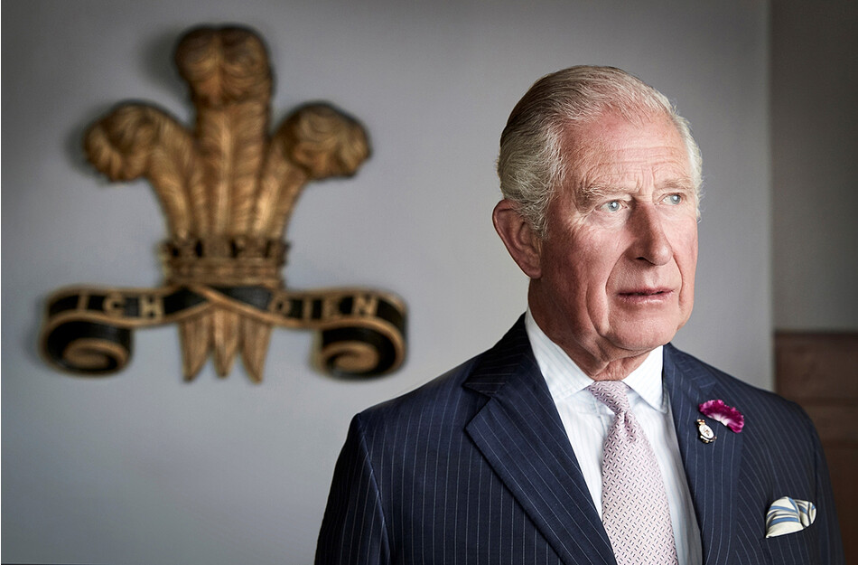 Принц Чарльз позирует для официального портрета в честь 50-летия своего вступления в должность принца Уэльского, в валлийской резиденции Ллвинивормвуд 2 июля 2019 года, Миддфай, Уэльс, Великобритания