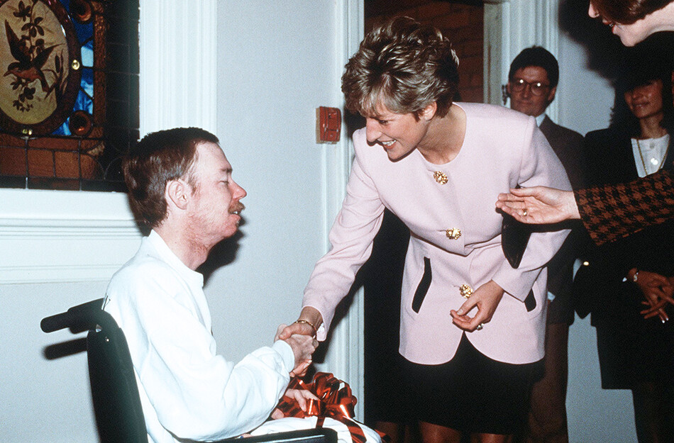Принцесса Диана пожимает руку больному хосписа Канады, 1991 год.