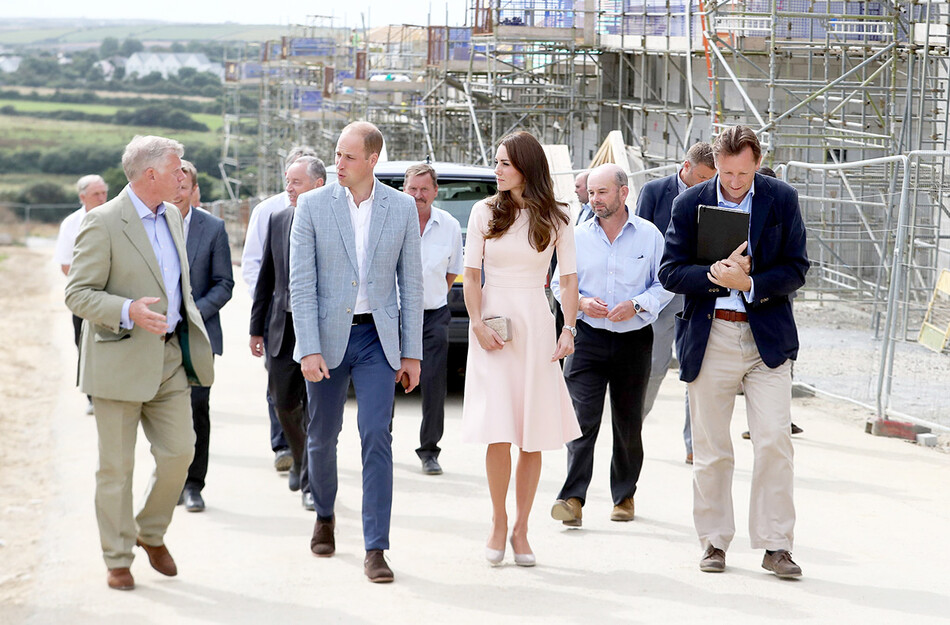 Принц Уильям, герцог Кембриджский, и Кэтрин, герцогиня Кембриджская, шутят со строителями, во время посещения Нанследан, участка площадью 218 гектаров, 1 сентября 2016 года в Ньюки, Великобритания