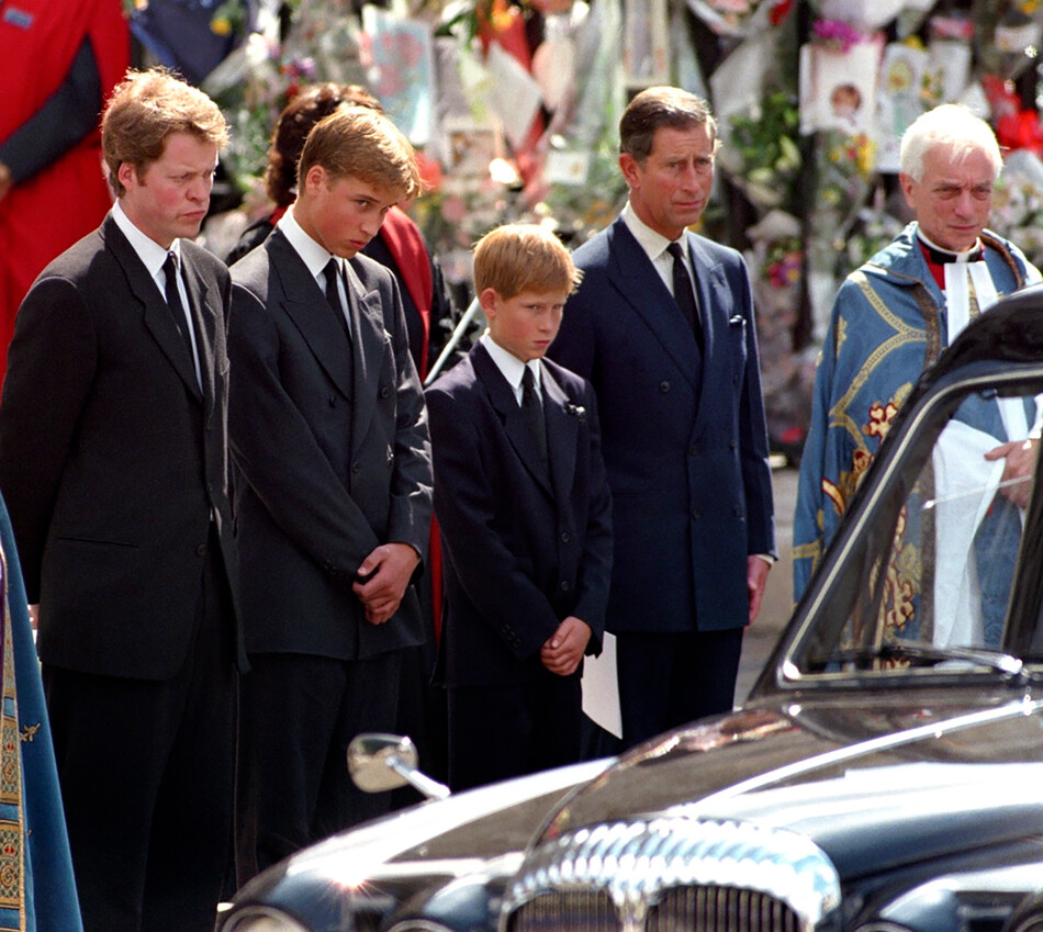 Чарльз Спенсер, принц Уильям, принц Гарри и принц Чарльз, 6 сентября 1997 г. в Лондоне, Англия
