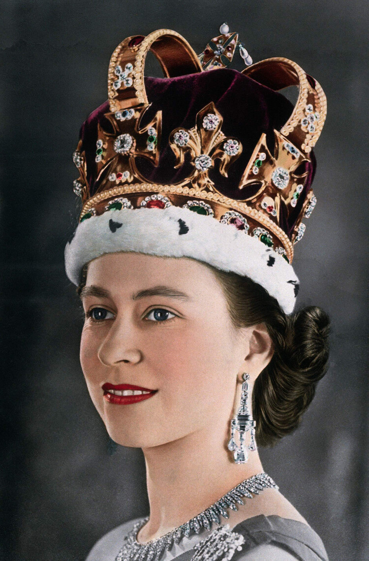 Корона Елизаветы II оказалась очень тяжёлой