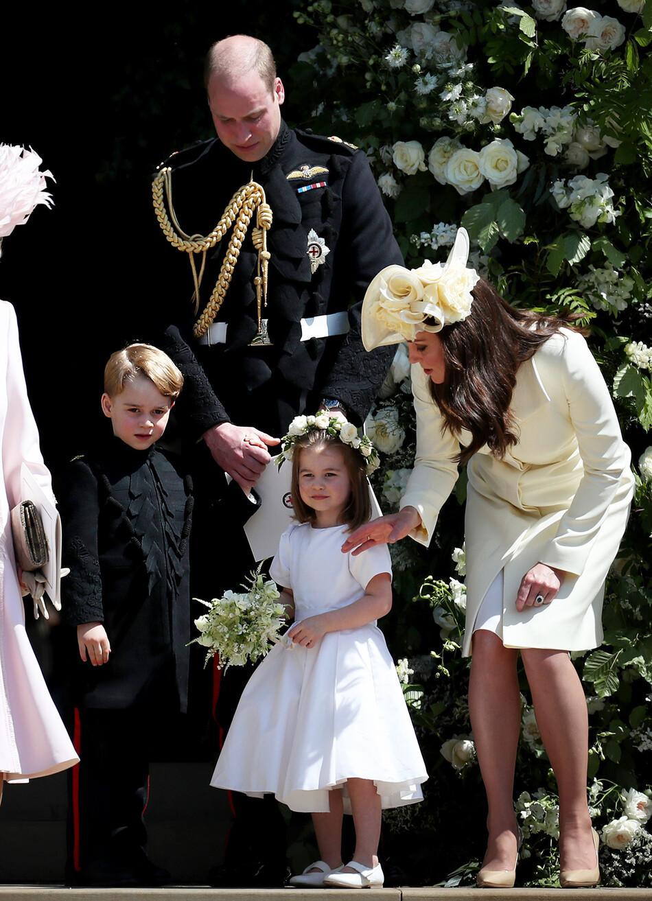 Gринц Джордж Кембриджский, принц Уильям, герцог Кембриджский, принцесса Шарлотта Кембриджская и Кэтрин, герцогиня Кембриджская после свадьбы принца Гарри и мисс Меган Маркл в часовне Святого Георгия в Виндзорском замке в мае 19 августа 2018 года в Виндзоре, Англия