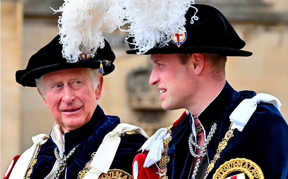 Принц Чарльз и принц Уильям посещают службу Ордена Подвязки в часовне Святого Георгия 13 июня 2022 года в Виндзоре, Англия