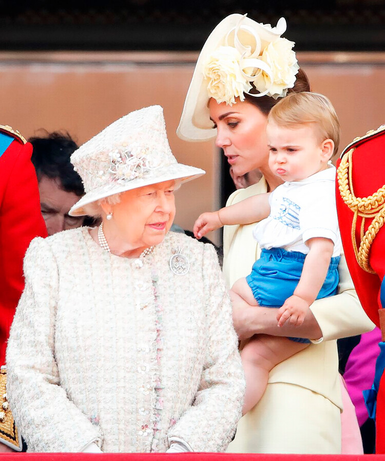 Королева Елизавета II и Кэтрин, герцогиня Кембриджская с принцем Луи Кембриджским на балконе Букингемского дворца во время парада Trooping The Colour, ежегодного парада в честь дня рождения королевы, 8 июня 2019 года в Лондоне, Англия