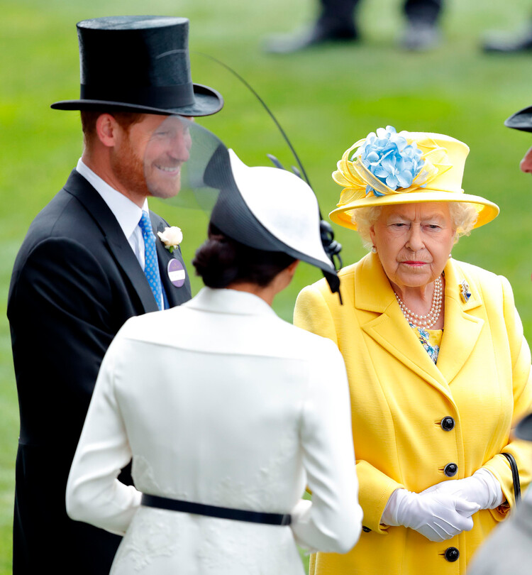 Принц Гарри, герцог Сассекский, Меган, герцогиня Сассекская беседуют с королевой Елизаветой II в первый день королевских скачек Royal Ascot на ипподроме Аскот 19 июня 2018 года в графстве Беркшир, Англия