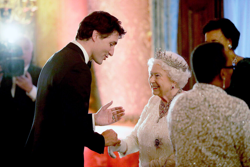 Королева Елизавета II приветствует премьер-министра Канады Джастина Трюдо в очереди на прием королевы на встрече глав правительств Содружества (CHOGM) в Букингемском дворце 19 апреля 2018 года в Лондоне, Англи