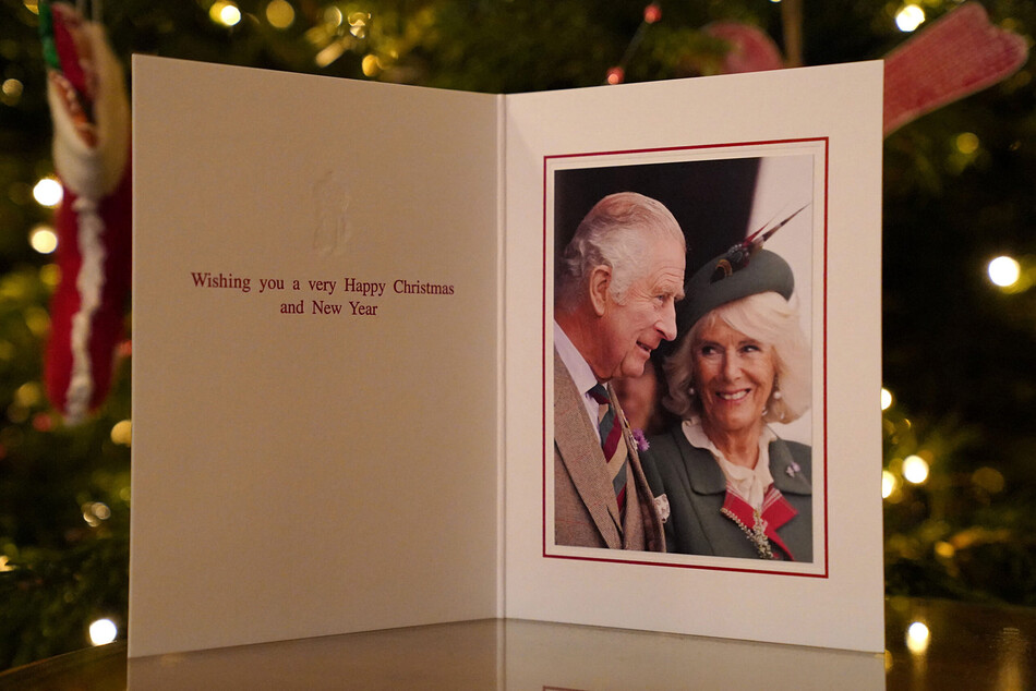 Карл III и королева-консорт Камилла Паркер-Боулз поделились новой рождественской открыткой