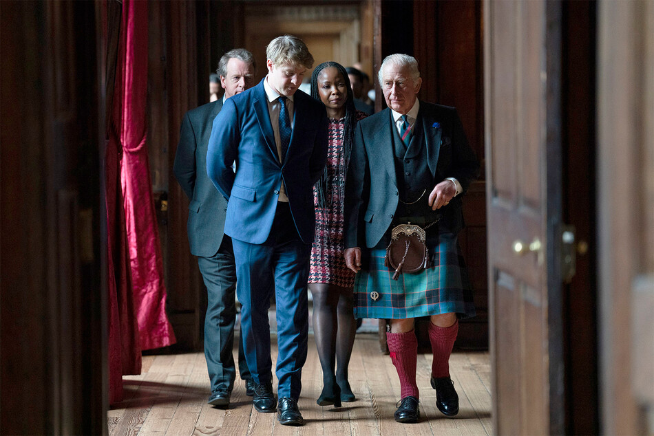 Король Карл III прибывает на приём в честь британских общин бывших выходцев из Южной Азии в Большой галерее дворца Холируд 3 октября 2022 года в Данфермлине, Шотландия