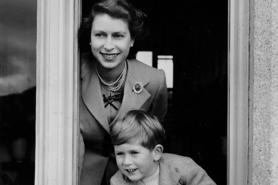 Королева Елизавета II и её сын принц Чарльз в замке Балморал, 28 сентября 1952 года, Шотландия