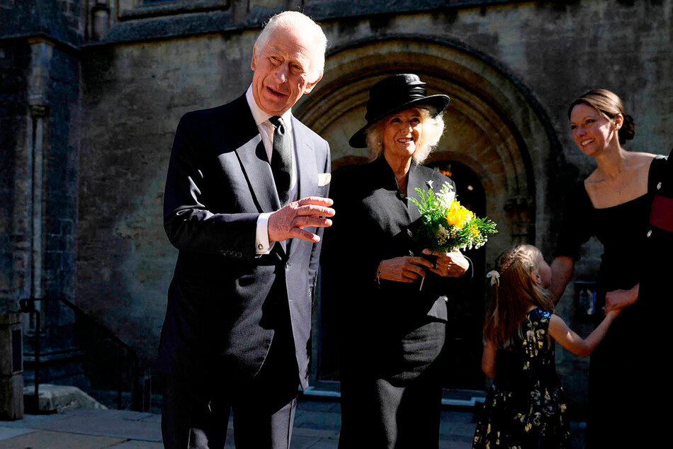 Король Карл III и Камилла, королева-консорт, отправляются после службы молитвы и размышления о жизни королевы в соборе Лландафф 16 сентября 2022&nbsp;