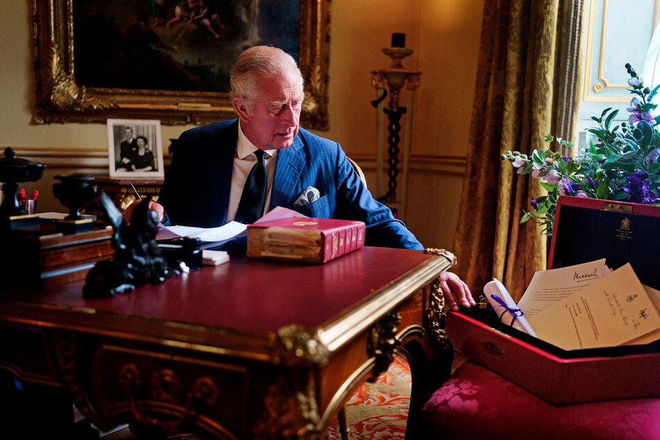 Первый официальный портрет Чарльза, короля Карла III за работой в Букингемском дворце, 24 сентября 2022 г.