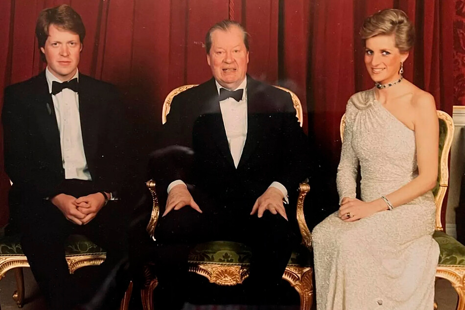 Граф Чарльз Спенсер со своей сестрой, принцессой Дианой во время 65-летнего юбилея их отца графа Джона Спенсера позируют для семейного фото в их доме Элторп в 1989 году, Нортгемптоншир, Англия