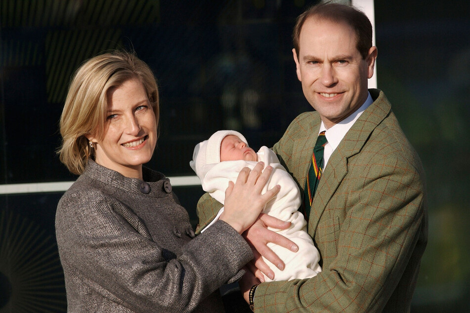 Софи, графиня Уэссекская и принц Эдвард, граф Уэссекский покидают больницу Фримли-Парк со своим новорождённым сыном Джеймсом, виконтом Северном 20 декабря 2007 года во Фримли, Англия