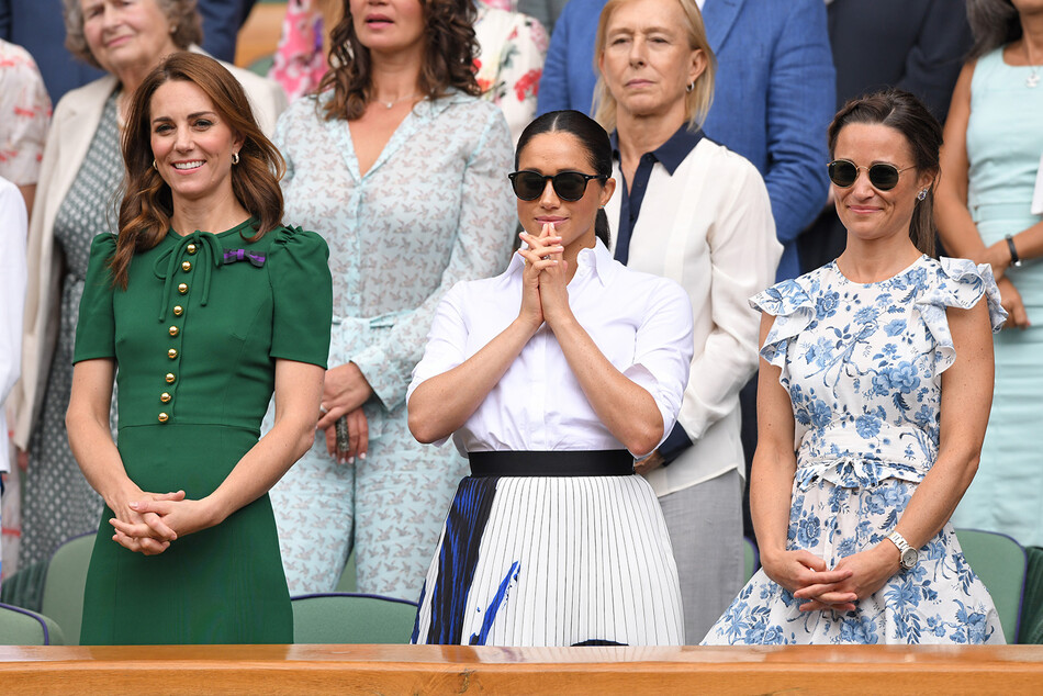 Кэтрин, герцогиня Кембриджская и Меган, герцогиня Сассекская и Пиппа Миддлтон в Королевской ложе на центральном корте во время Уимблдонского чемпионата по лаун-теннису во Всеанглийском клубе лаун-тенниса и крокета на Уимблдоне 13 июля 2019 года в Лондоне, Англия