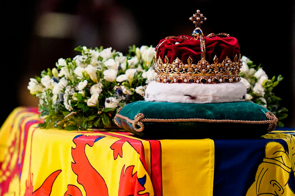 Что символизирует корона, которая увенчивает гроб королевы Елизаветы II в Шотландии