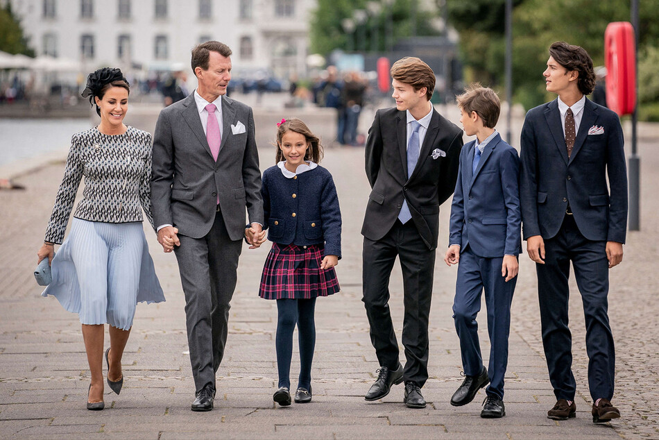Принцесса Дании Мария, принц Дании Иоахим, принцесса Дании Афина, принц Дании Хенрик и принц Дании Феликс и принц Дании Николай прибывают на обед во время 50-летия вступления королевы Дании Маргрете II на престол 10 сентября 2022 года в Копенгагене, Дания