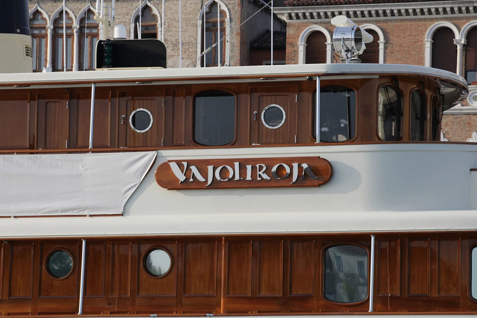 Яхта Джонни Деппа под старым названием Vajoliroja