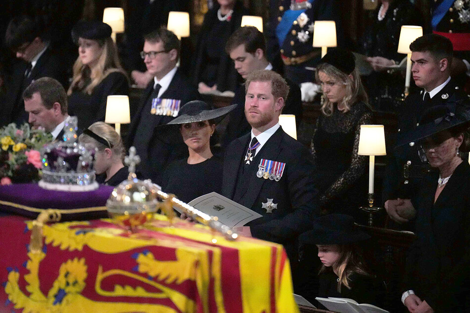 Принц Гарри с супругой Меган Маркл и членами королевской семьи во время торжественной службы прощания с королевой Елизаветой II в часовне Святого Георгия в Виндзорском замке в сентябре 19 декабря 2022 года в Виндзоре, Англия