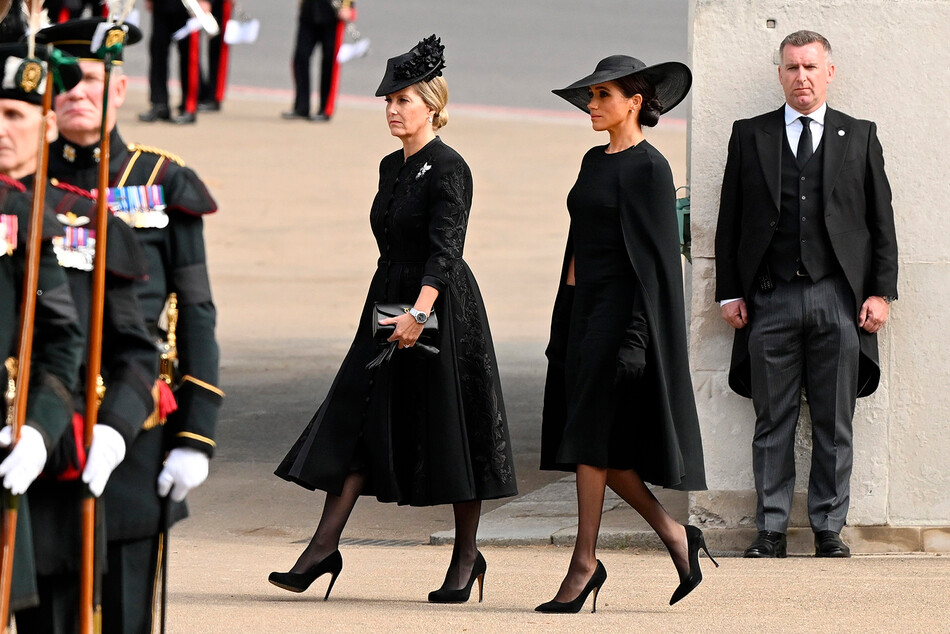 Софи, графиня Уэссекская и Меган Маркл на похоронах Елизаветы II, 19 сентября 2022 года в Лондоне, Англия