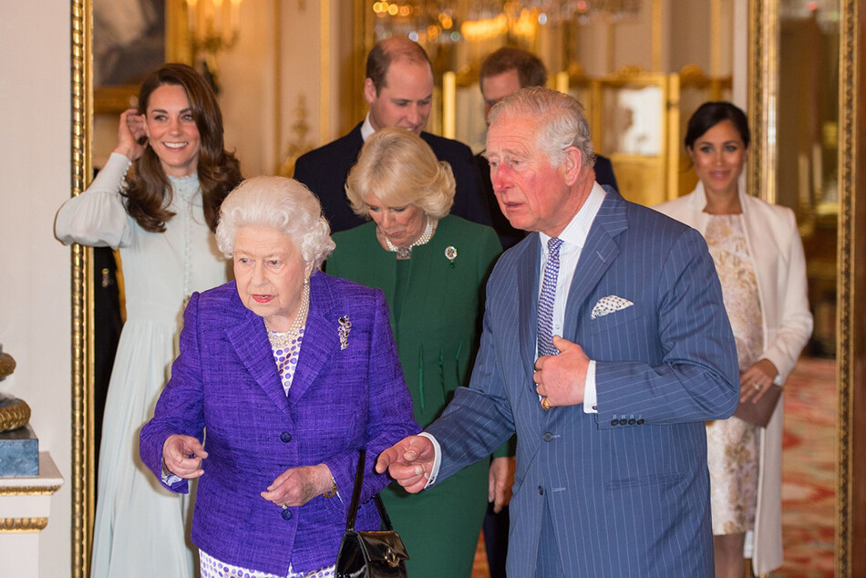 Королева Елизавета II, принц Чарльз, герцогиня Кэтрин, герцогиня Корнуолльская Камилла Паркер-Боулз, принц Уильям, принц Гарри и Меган Маркл в Букингемском дворце 5 марта 2019 года, Лондон, Англия