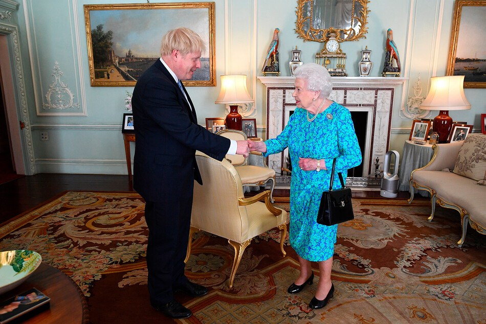 Королева Елизавета II приветствует новоизбранного лидера Консервативной партии Бориса Джонсона во время аудиенции, на которой она пригласила его стать премьер-министром и сформировать новое правительство в Букингемском дворце 24 июля 2019 года в Лондоне, Англия
