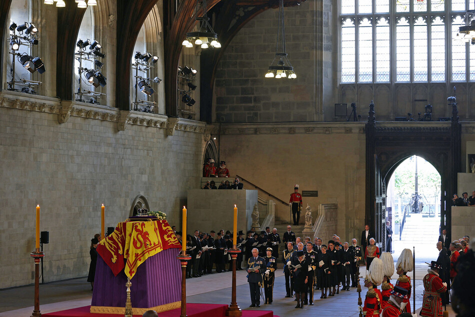 Церемония прощания с королевой Елизаветой II в Вестминстерском дворце Лондона