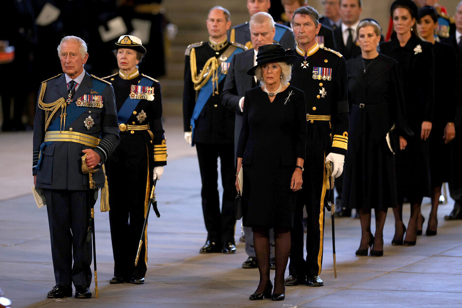 Королевская семья во время церемонии прощания с королевой Елизаветой II в Вестминстерском дворце Лондона