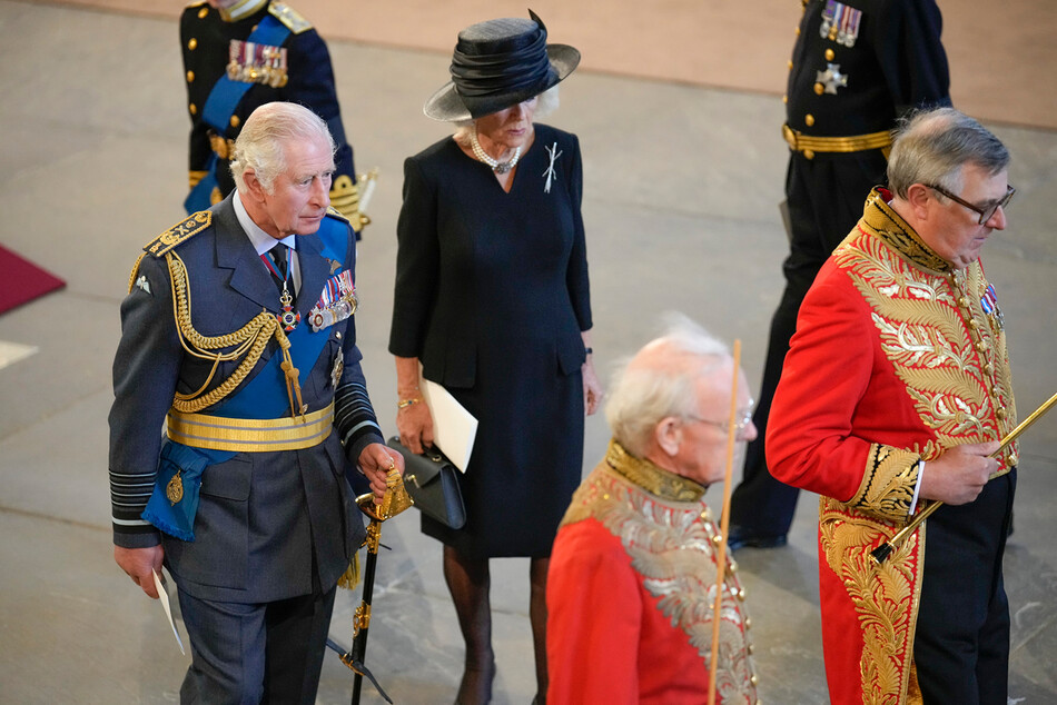 Король&nbsp;Карл III и королева-консорт Камилла во время&nbsp;церемонии прощания с королевой Елизаветой II в Вестминстерском дворце Лондона