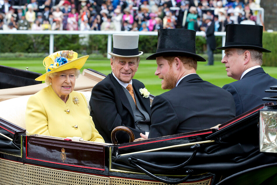 Королева Елизавета II и принц Филипп, герцог Эдинбургский с принцами Гарри и Эндрю, приняли участие в первом дне скачек Royal Ascot, 14 июня 2016 года в Аскоте, Англия
