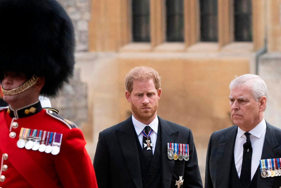 Принц Гарри, герцог Сассекский беседует с принцем Эндрю, герцогом Йоркским, когда они прибывают в часовню Святого Георгия в Виндзорском замке 19 сентября 2022 года, перед частной траурной церемонии погребения королевы Елизаветы II