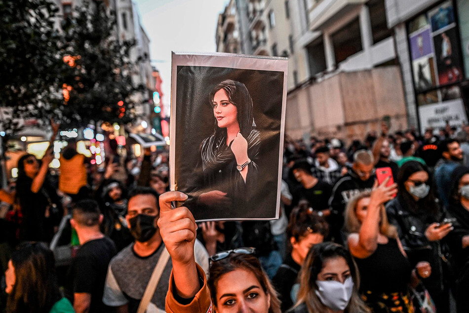 Смерть 22-летней Махсы Амини&nbsp;вызвала широкие антиправительственные протесты в стране и по всему миру