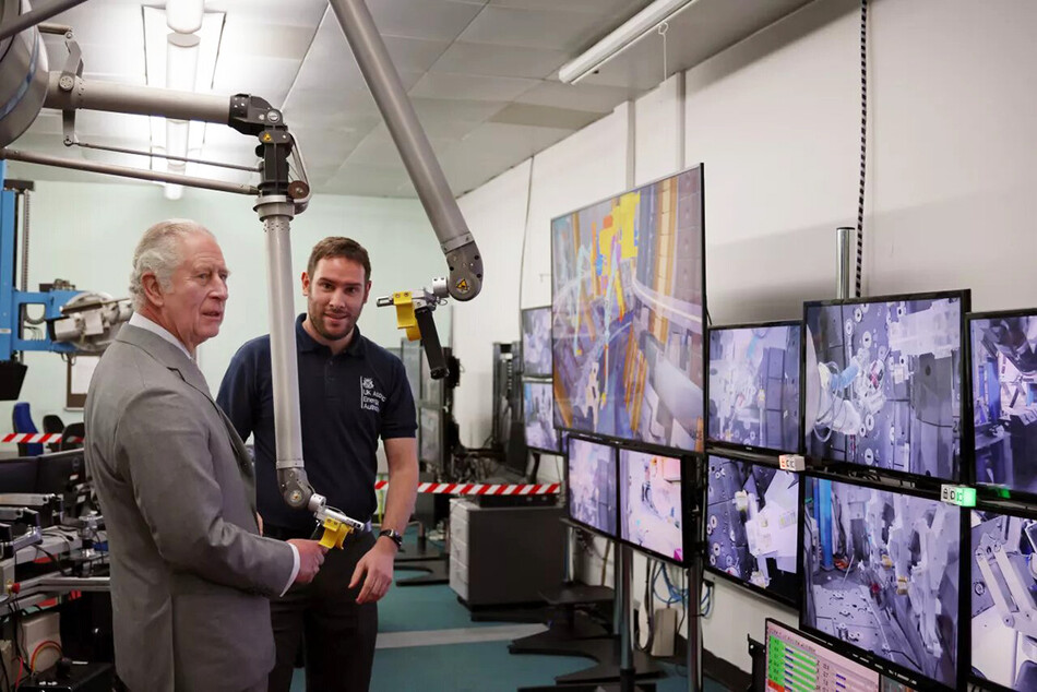Принц Чарльз&nbsp;управляет оборудованием в диспетчерской дистанционного управления Astroscale по атомной энергии Великобритании в Калхэме 31 января 2022