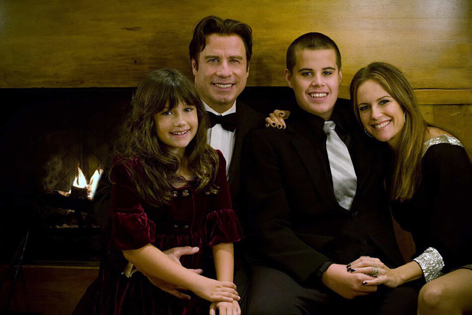Джон Траволта, Келли Престон (справа) и их дети Джетт (2-й справа) и Элла, 2009