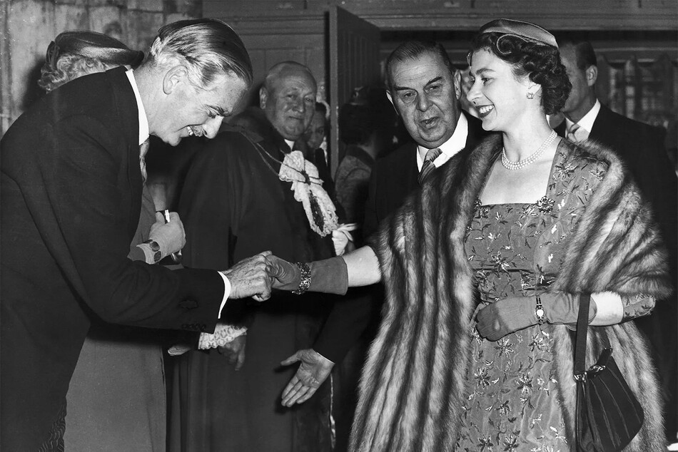 Королева Елизавета II пожимает руку консервативному премьер-министру Великобритании сэру Энтони Идену в банкетном зале в Лондоне в мае 1956 года