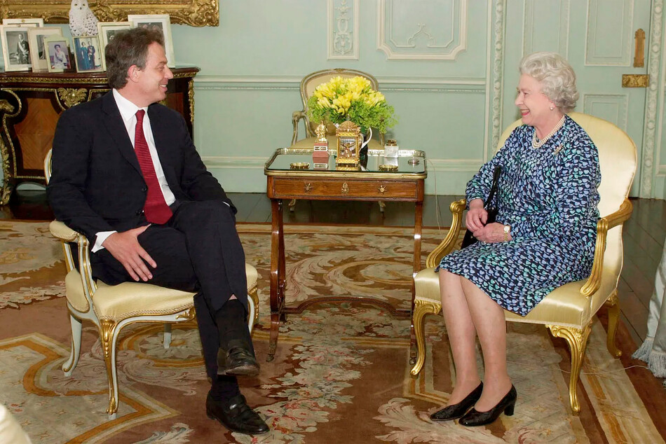Тони Блэр беседует с королевой Елизаветой II во время аудиенции в Букингемском дворце 20 мая 2002 года в Лондоне