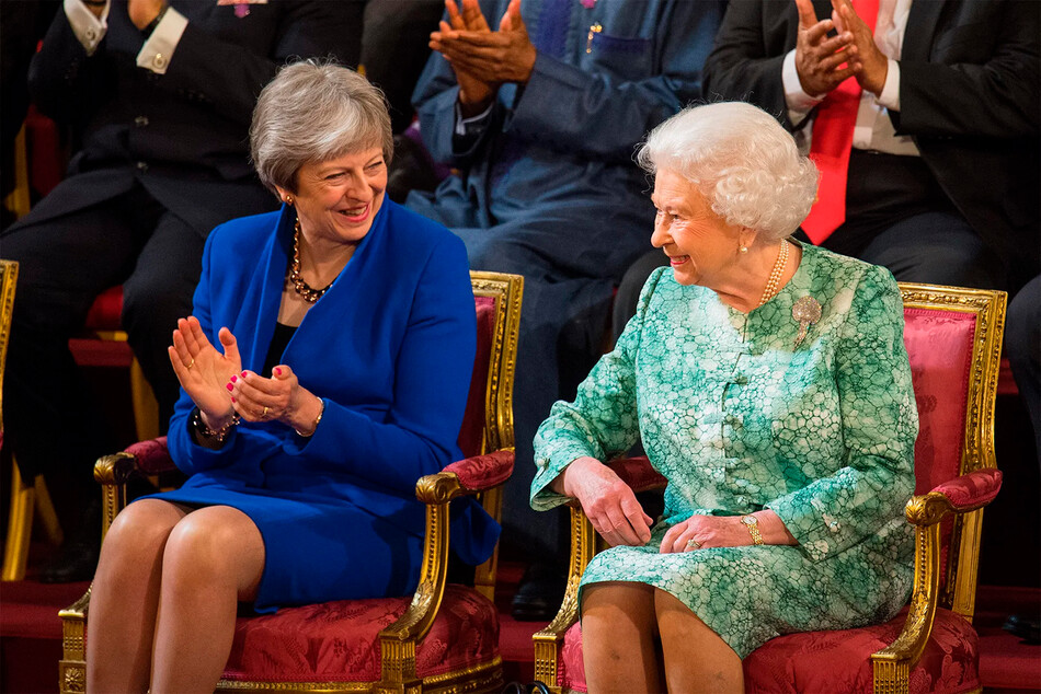 Премьер-министр Великобритании Тереза Мэй сидит с королевой Елизаветой II на официальном открытии встречи глав правительств Содружества (CHOGM) в бальном зале Букингемского дворца 19 апреля 2018 года в Лондоне, Англия