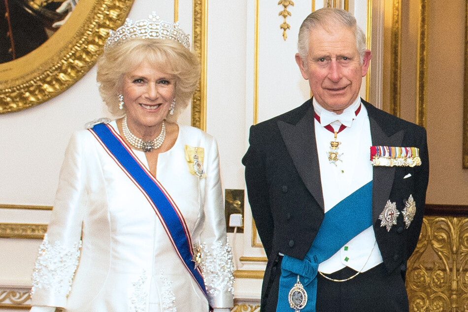 Камилла, герцогиня Корнуолльская с принцем Чарльзом на ежегодном вечернем приёме для членов дипломатического корпуса в Букингемском дворце 8 декабря 2016 года в Лондоне, Англия