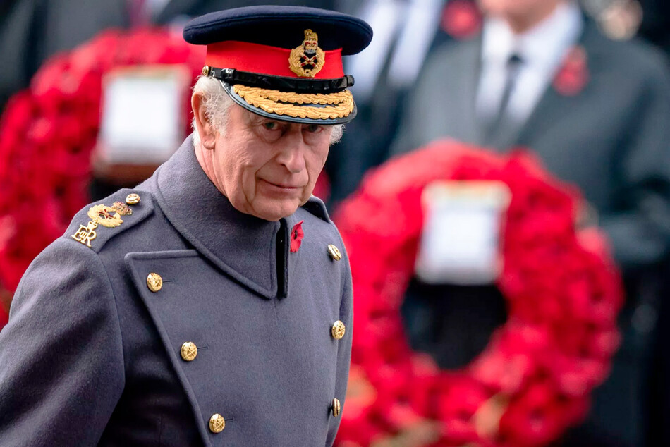 Король Карл III возложил цветы на церемонии памяти в Кенотафе на Уайтхолле 13 ноября 2022 года, Лондон, Англия