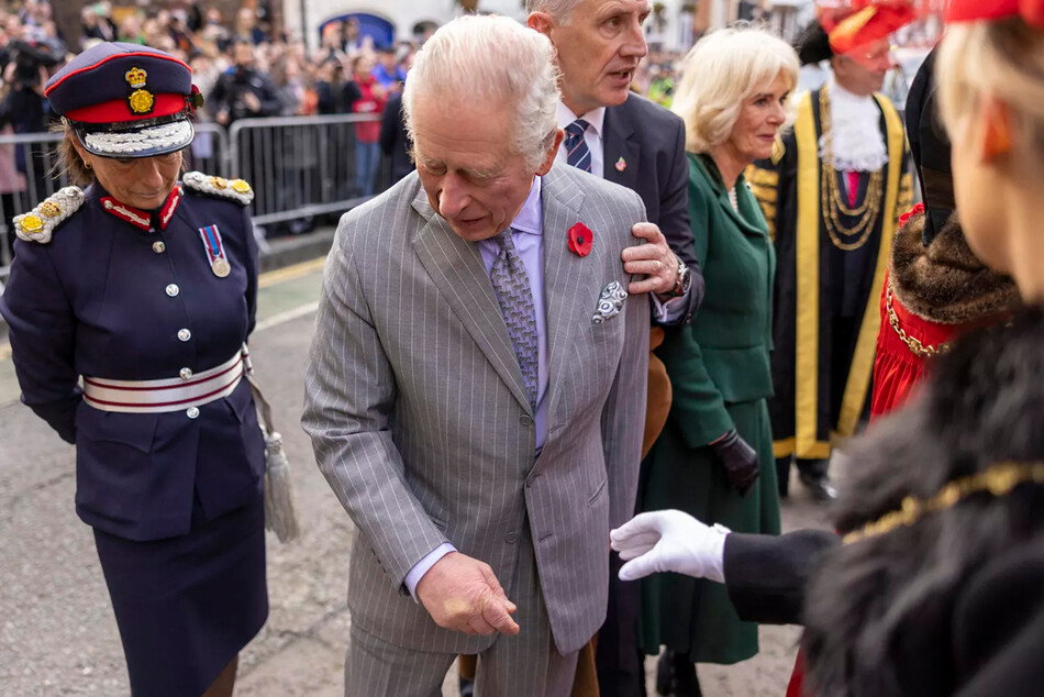 Король Соединенного Королевства Карл III реагирует на брошенное в его строну из толпы яйцо, во время официального визита в Йоркшир 9 ноября 2022 года в Йорке, Англия