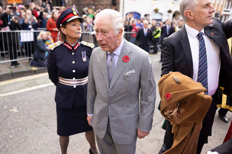 Реакция короля Карла III на брошенное экоактивистом Патриком Телуэллом яйцо во время официального визита монарха с женой Камиллой, королевой-консорта в графство Йоркшир 09 ноября 2022 года, Йорк, Англия