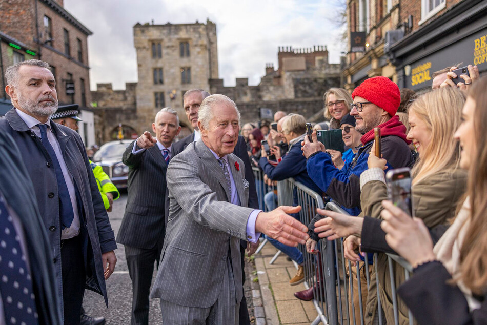 Король Карл III присутствуют на церемонии приветствия в баре Миклегейт, где, по традиции, Государя Великобритании приветствуют во время его официального визита в графство Йоркшир 9 ноября 2022 года в Йорке, Англия