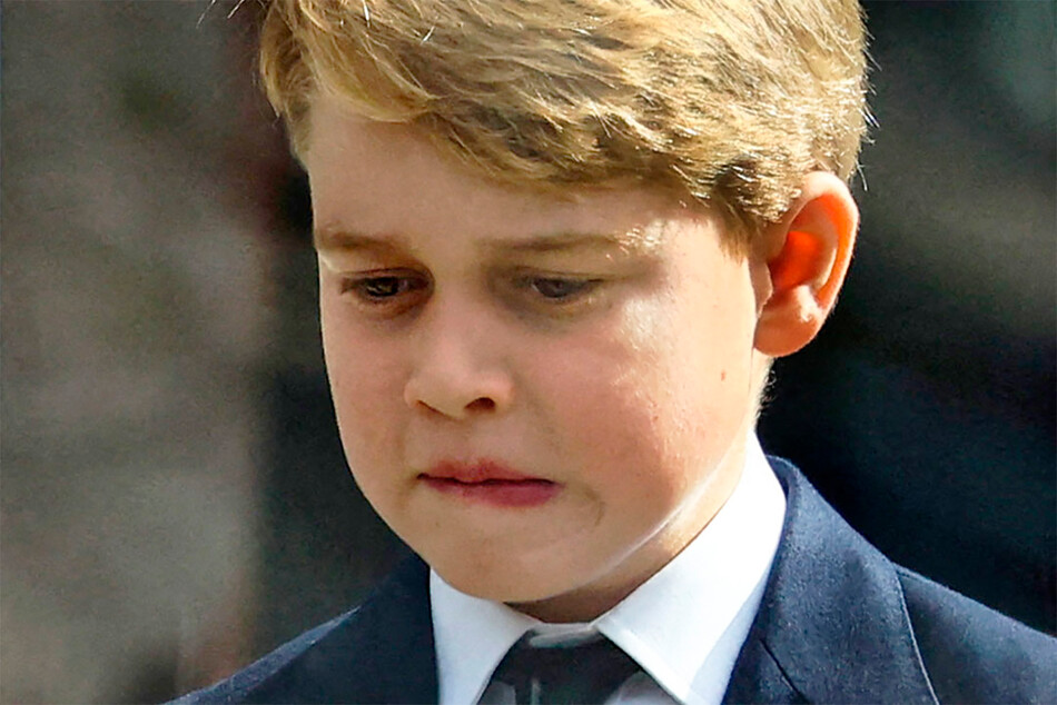 Принц Джордж прикусывает губы после завершения государственной части похорон королевы Елизаветы II в Вестминстерском аббатстве, 19 сентября 2022 года в Лондоне, Англия