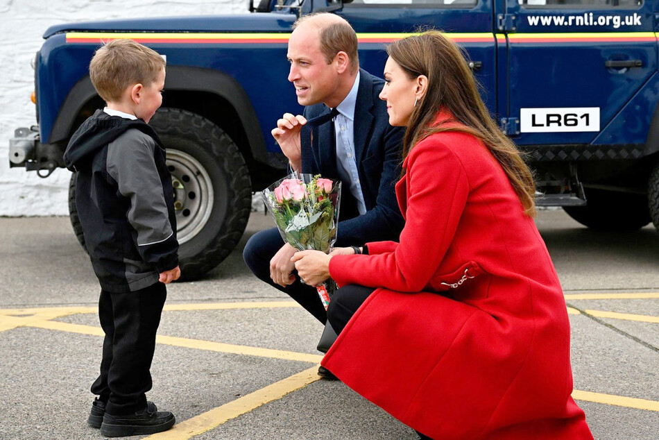 Уильям, принц Уэльский и Кэтрин, принцесса Уэльская общаются маленьким мальчиком по имени Тео Кромптона во время визита на спасательную станцию RNLI Holyhead в Холихеде, 27 сентября 2022 г., Уэльс